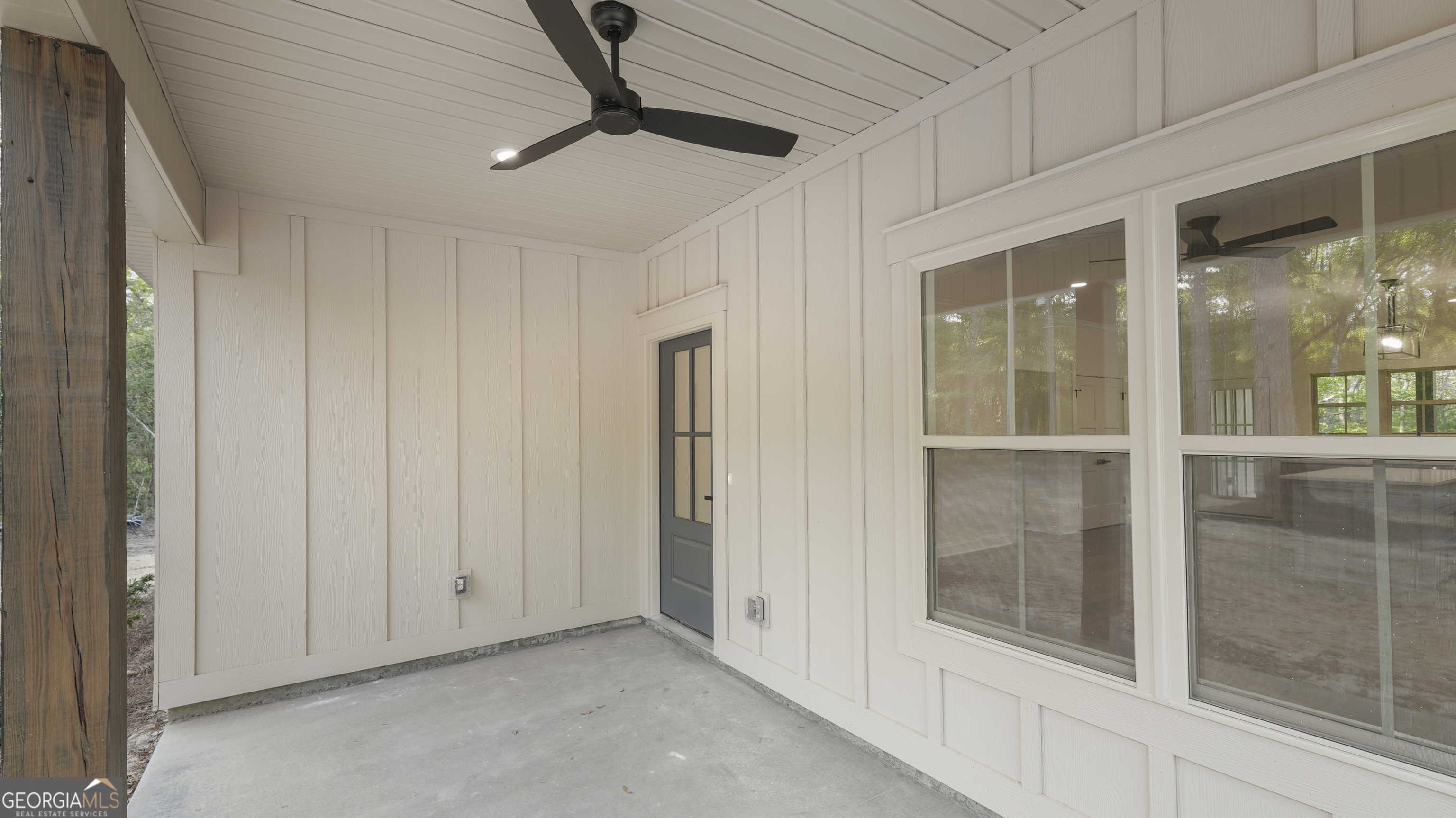 150 Lakeview Drive Jesup, GA 31545 - Photo 16 of 34 a view of an empty room with a window