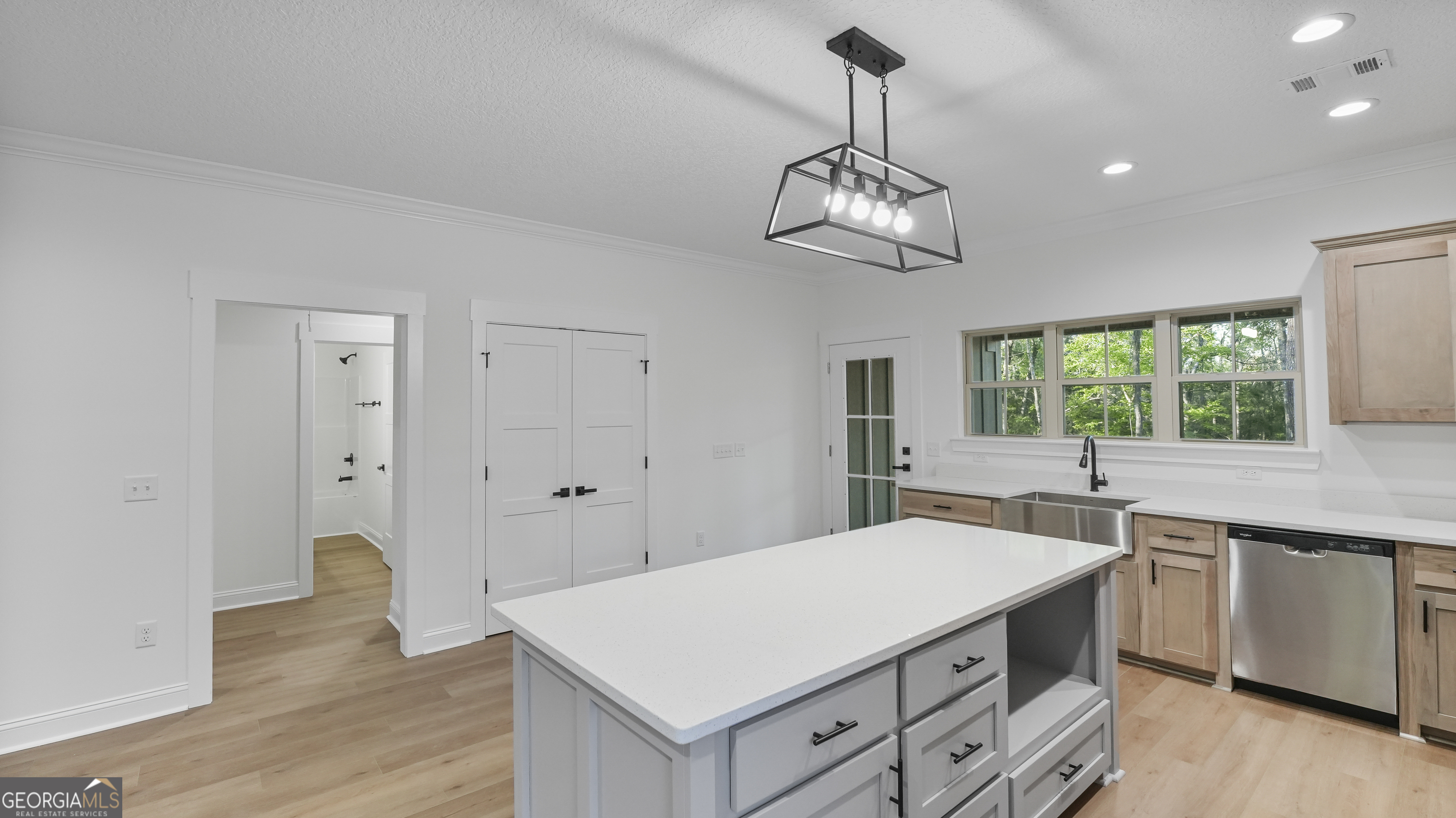 150 Lakeview Drive Jesup, GA 31545 - Photo 19 of 34 a kitchen that has a lot of cabinets in it