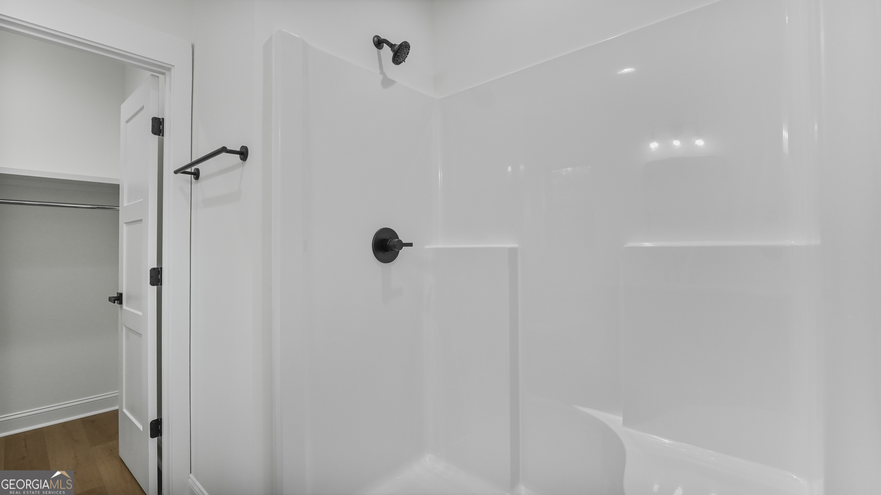 150 Lakeview Drive Jesup, GA 31545 - Photo 24 of 34 a bathroom with a shower