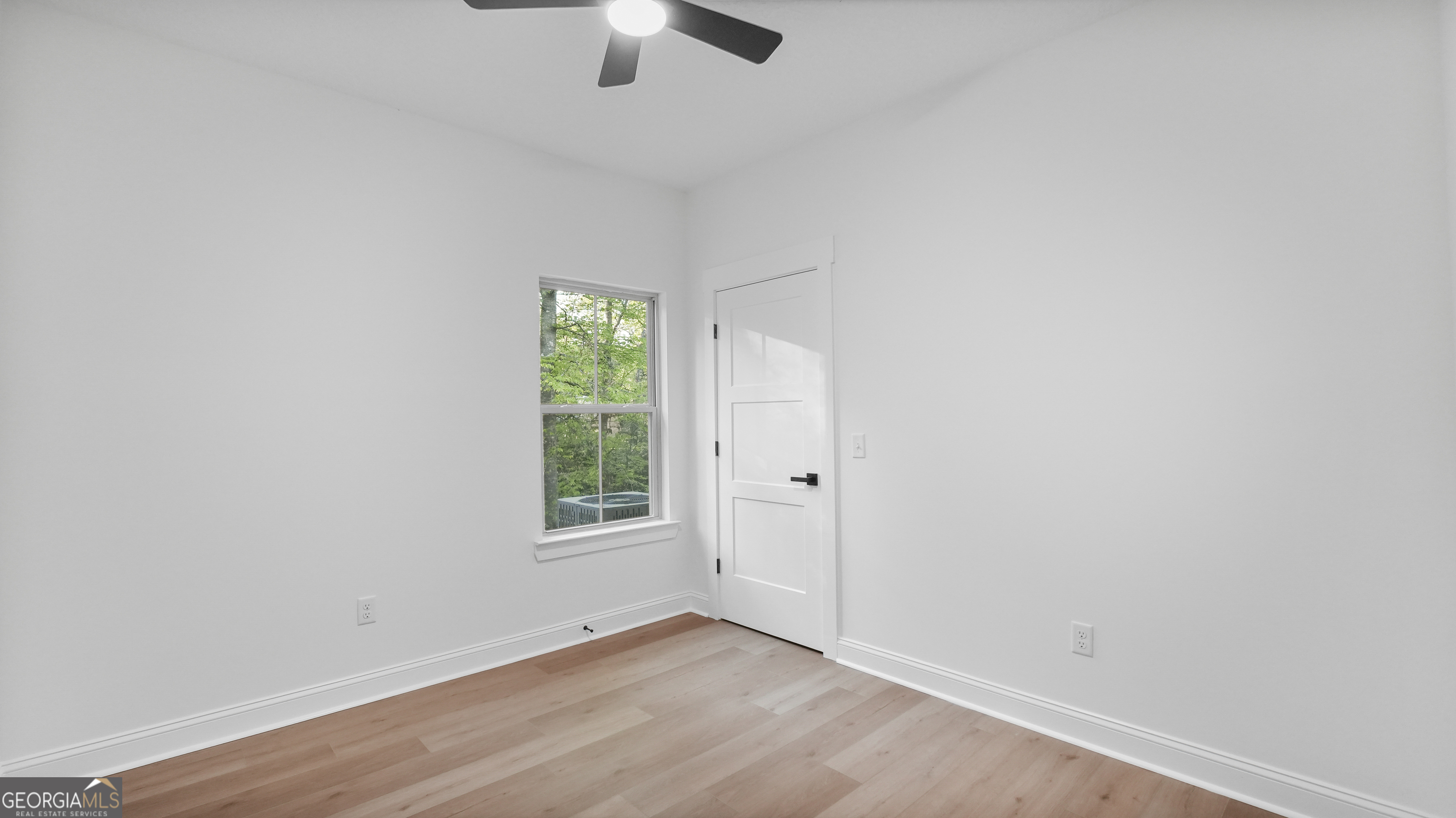 150 Lakeview Drive Jesup, GA 31545 - Photo 31 of 34 an empty room with ceiling fan and window