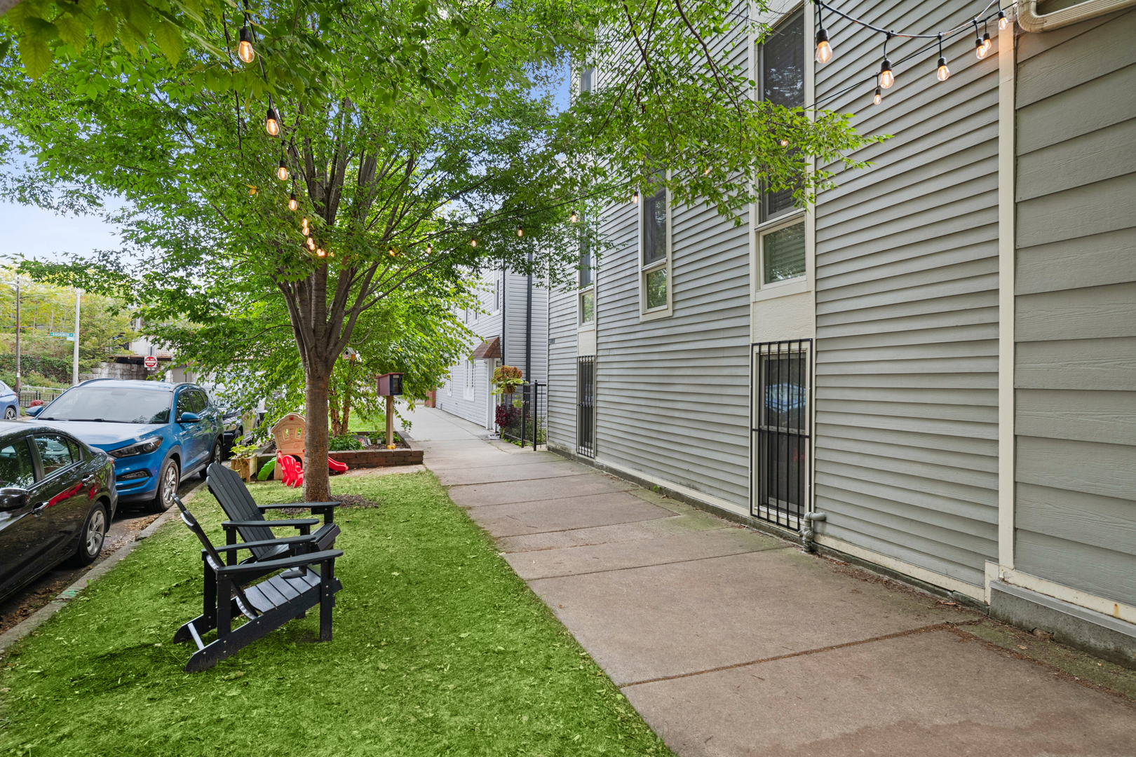 1809 West Melrose Street Chicago, IL 60657 - Photo 2 of 25 a park with a bench and some trees