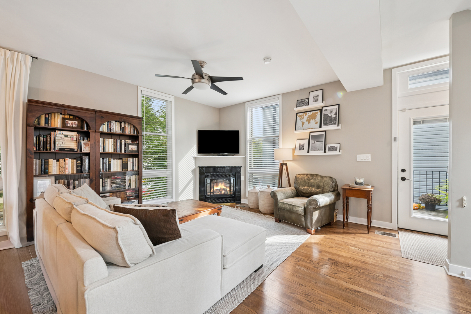 1809 West Melrose Street Chicago, IL 60657 - Photo 5 of 25 a living room with furniture and a flat screen tv