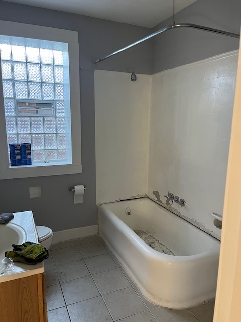 7804 South Burnham Avenue, Unit 2 Chicago, IL 60649 - Photo 6 of 9 a bathroom with a bathtub and a window