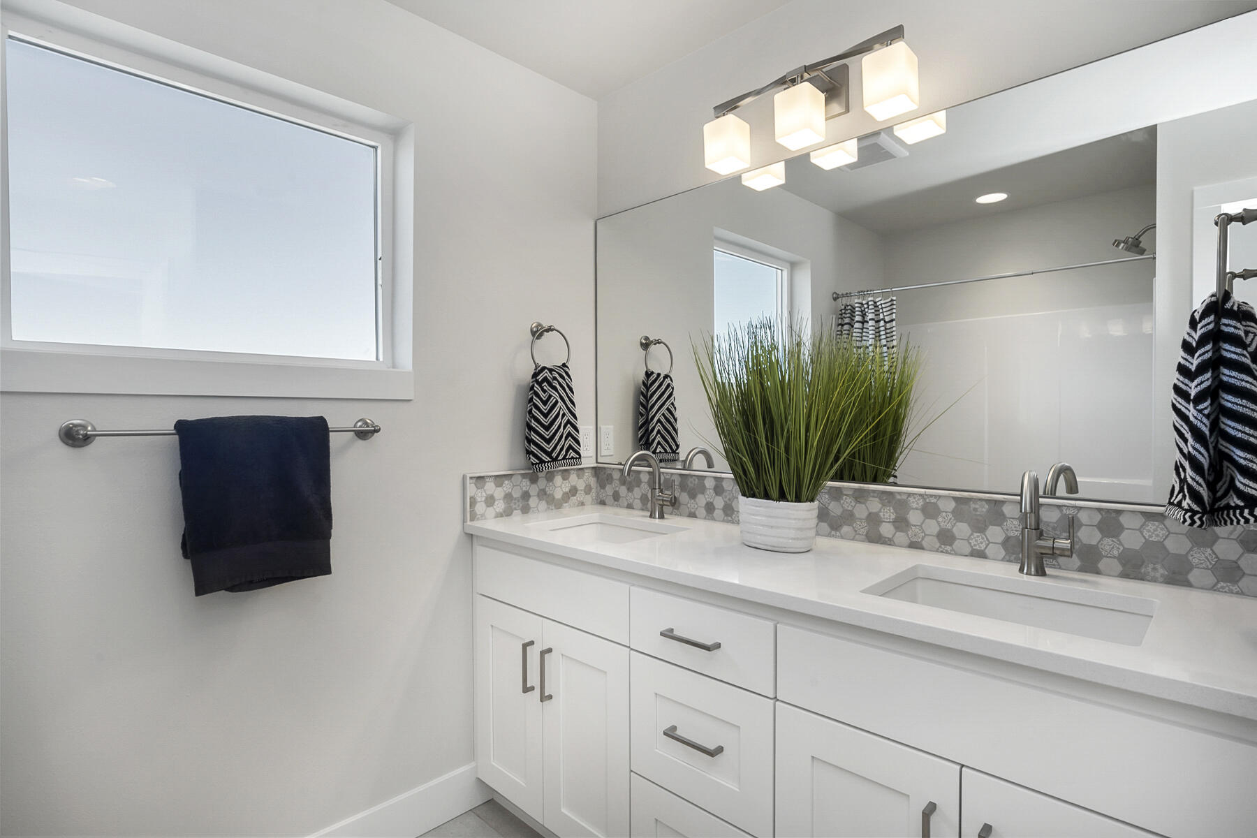 20454 Murphy Road, Unit LOT29 Bend, OR 97702 - Photo 24 of 35 Upstairs Bathroom