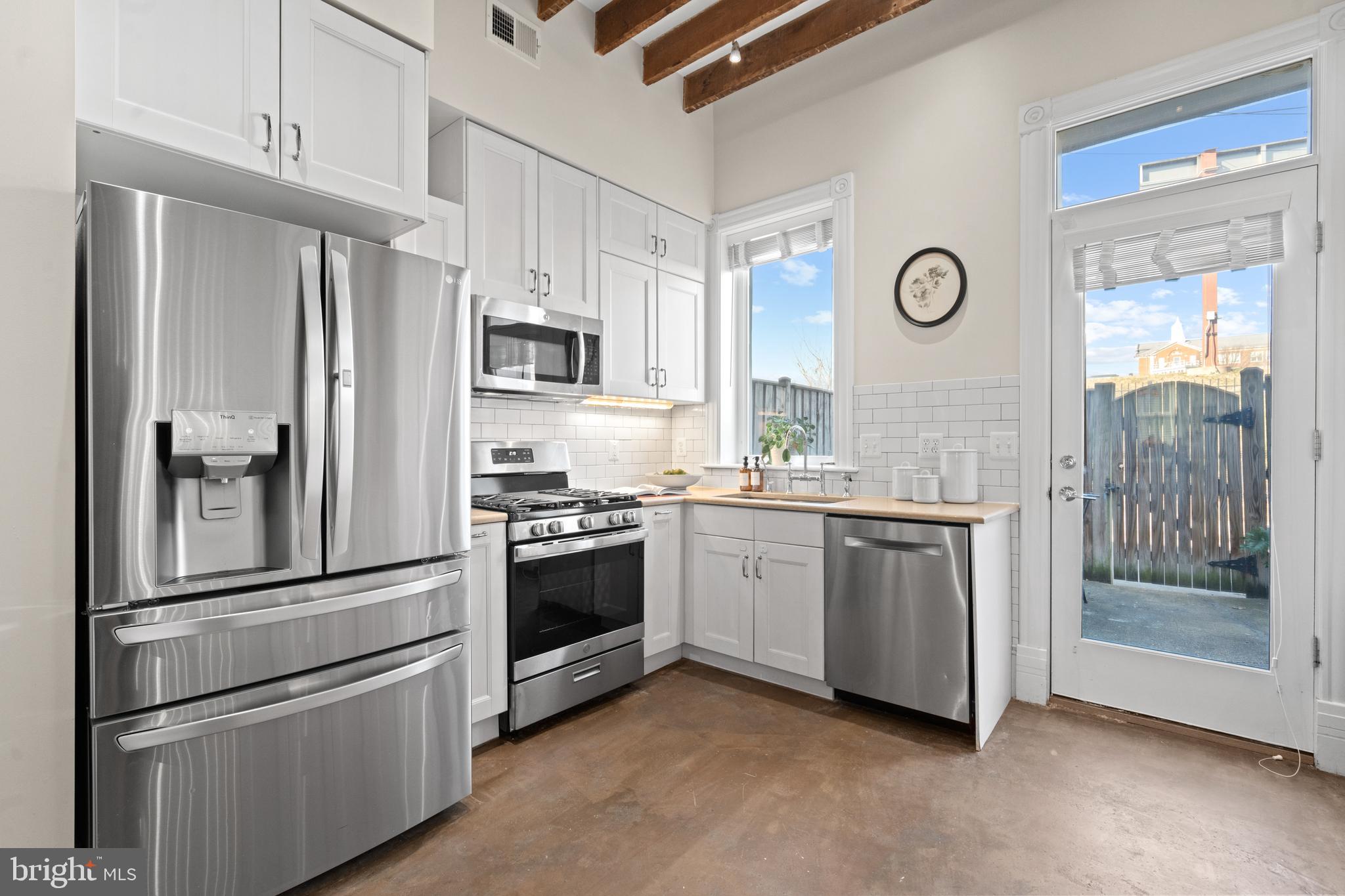 134 R Street Northeast Washington, DC 20002 - Photo 5 of 10 Brand new oven