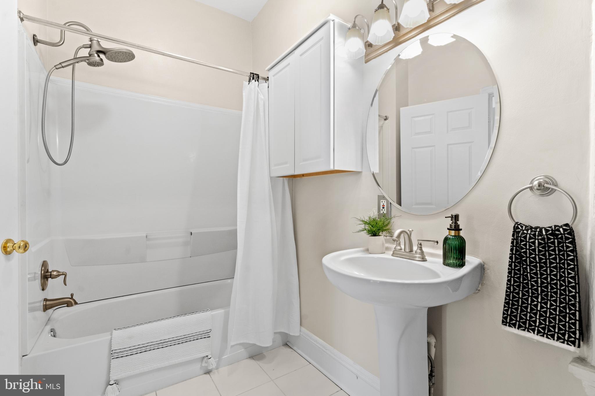 134 R Street Northeast Washington, DC 20002 - Photo 7 of 10 Huge bathroom