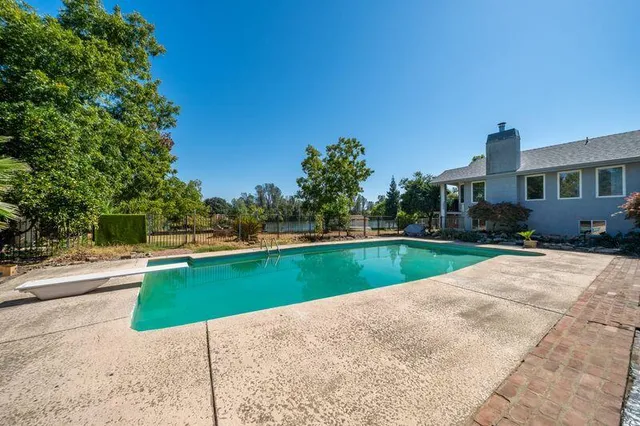 $1,075,000 | 3425 Riverview Drive, Redding, CA 96001