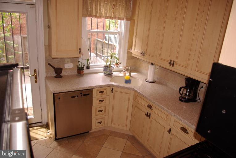 340 10th Street Northeast Washington, DC 20002 - Photo 7 of 19 Gorgeous Kitchen w/stainless steel appliances