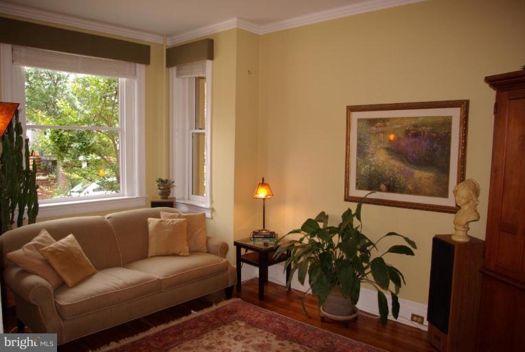 340 10th Street Northeast Washington, DC 20002 - Photo 8 of 19 Gorgeous bayfront Living Room w/crown molding