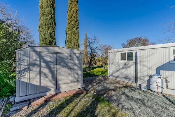 a view of a house with backyard and garden