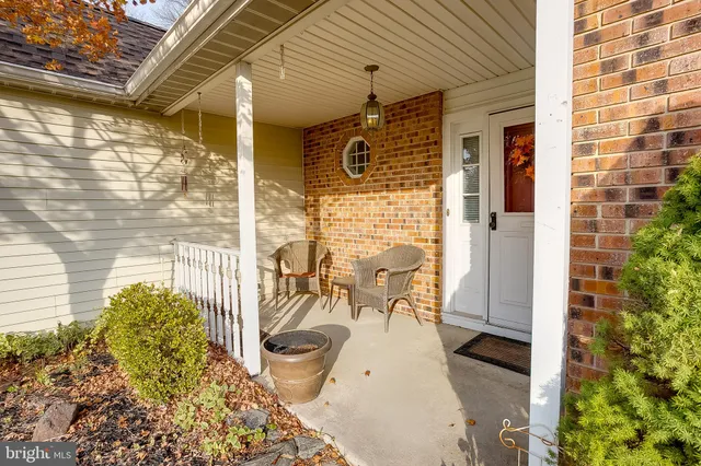 a view of entryway with patio