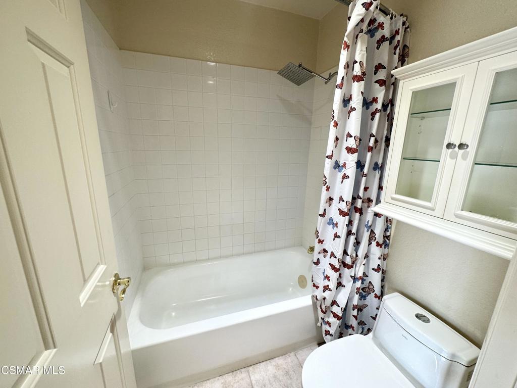 672 Indian Oak Lane, Unit 103 Oak Park, CA 91377 - Photo 21 of 34 a bathroom with a toilet and a bathtub