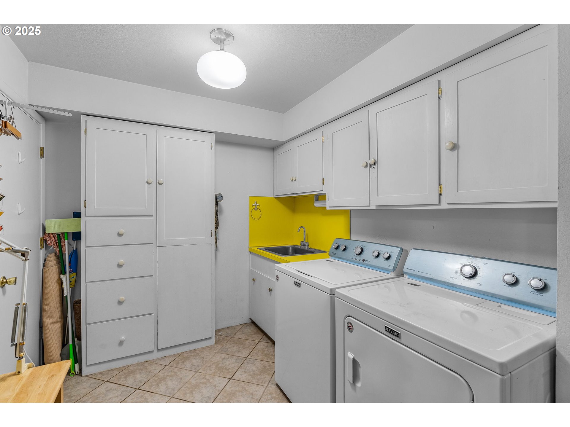 19369 Highway 26 Mitchell, OR 97750 - Photo 19 of 48 a utility room with cabinets washer and dryer