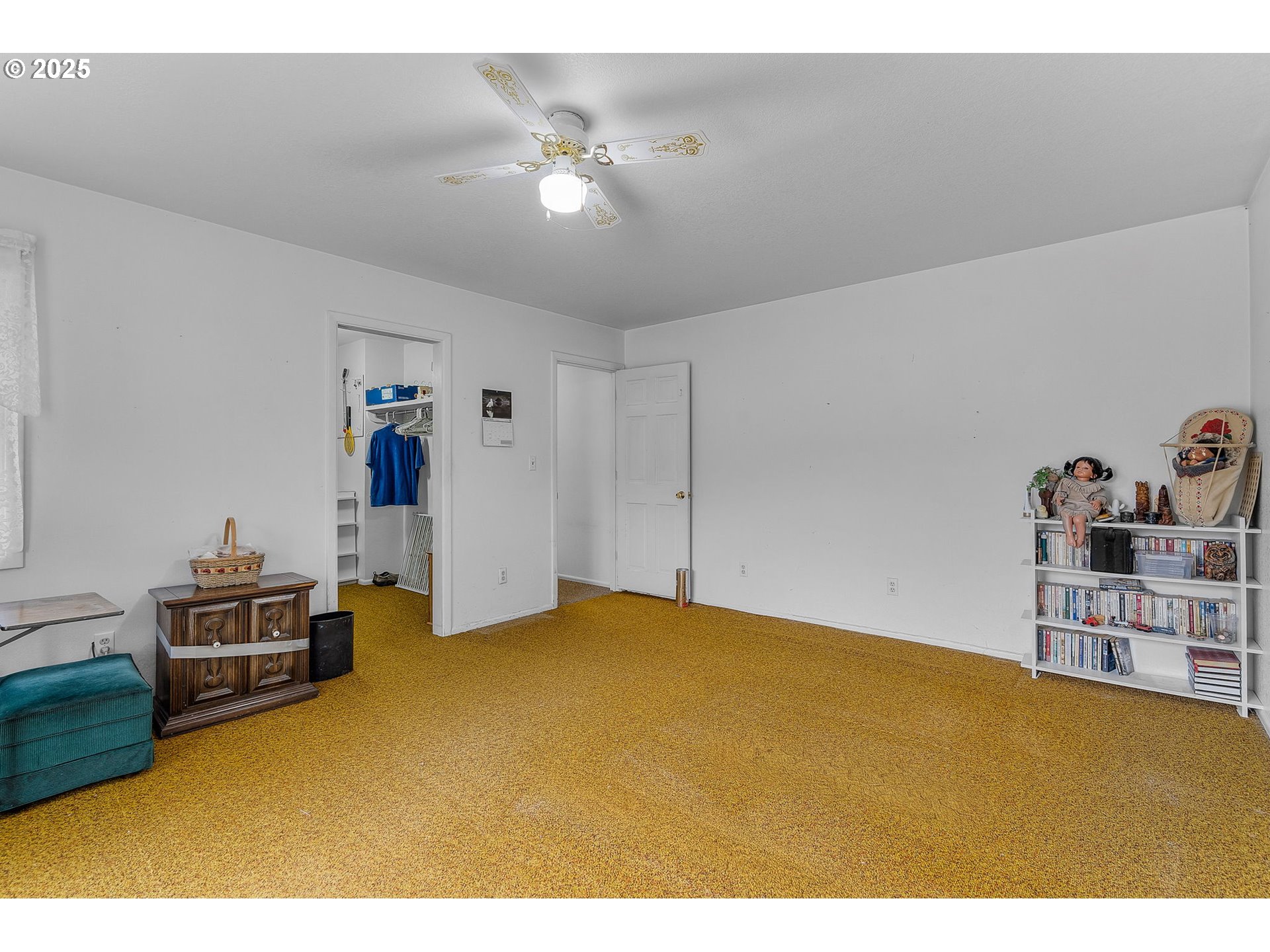19369 Highway 26 Mitchell, OR 97750 - Photo 21 of 48 a view of empty room with furniture and a chandelier
