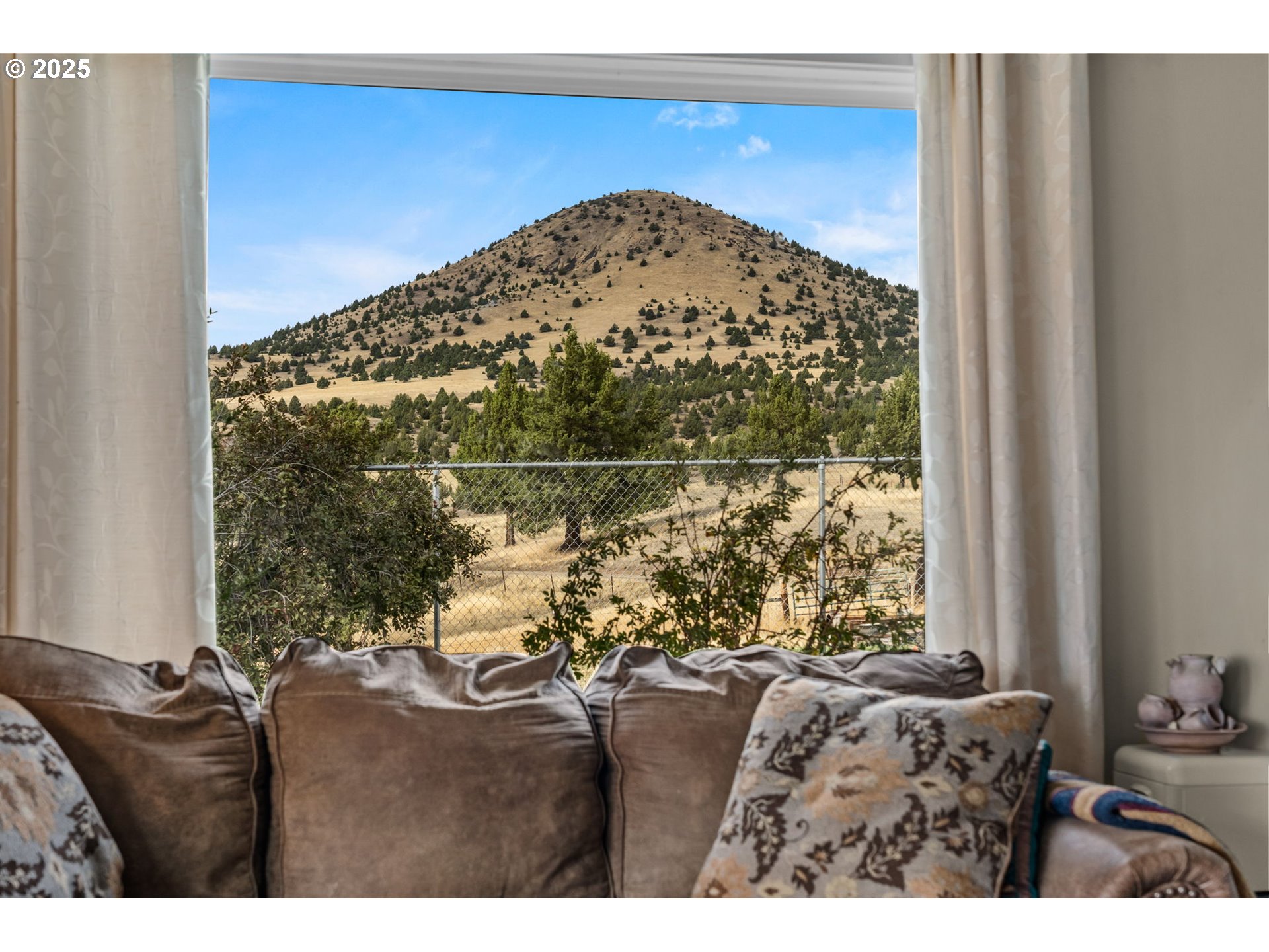 19369 Highway 26 Mitchell, OR 97750 - Photo 3 of 48 a bed room with a bed