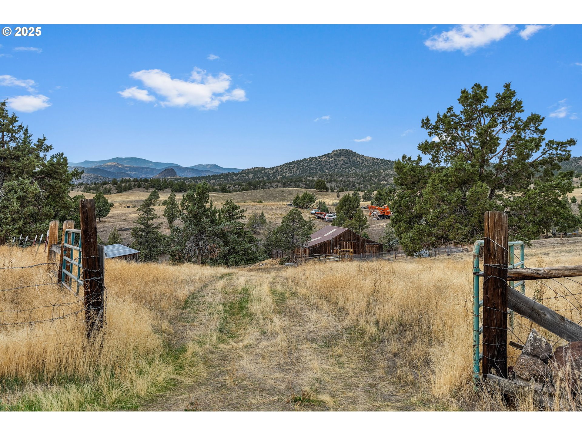 19369 Highway 26 Mitchell, OR 97750 - Photo 38 of 48 a view of lake view and mountain view