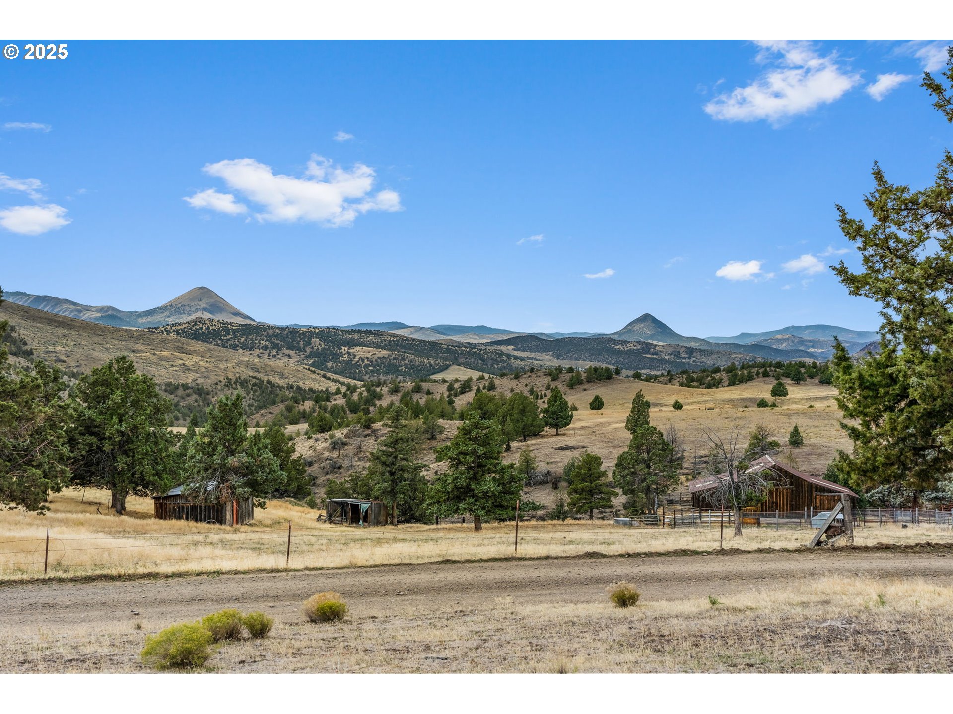 19369 Highway 26 Mitchell, OR 97750 - Photo 44 of 48 a view of a city & an ocean view