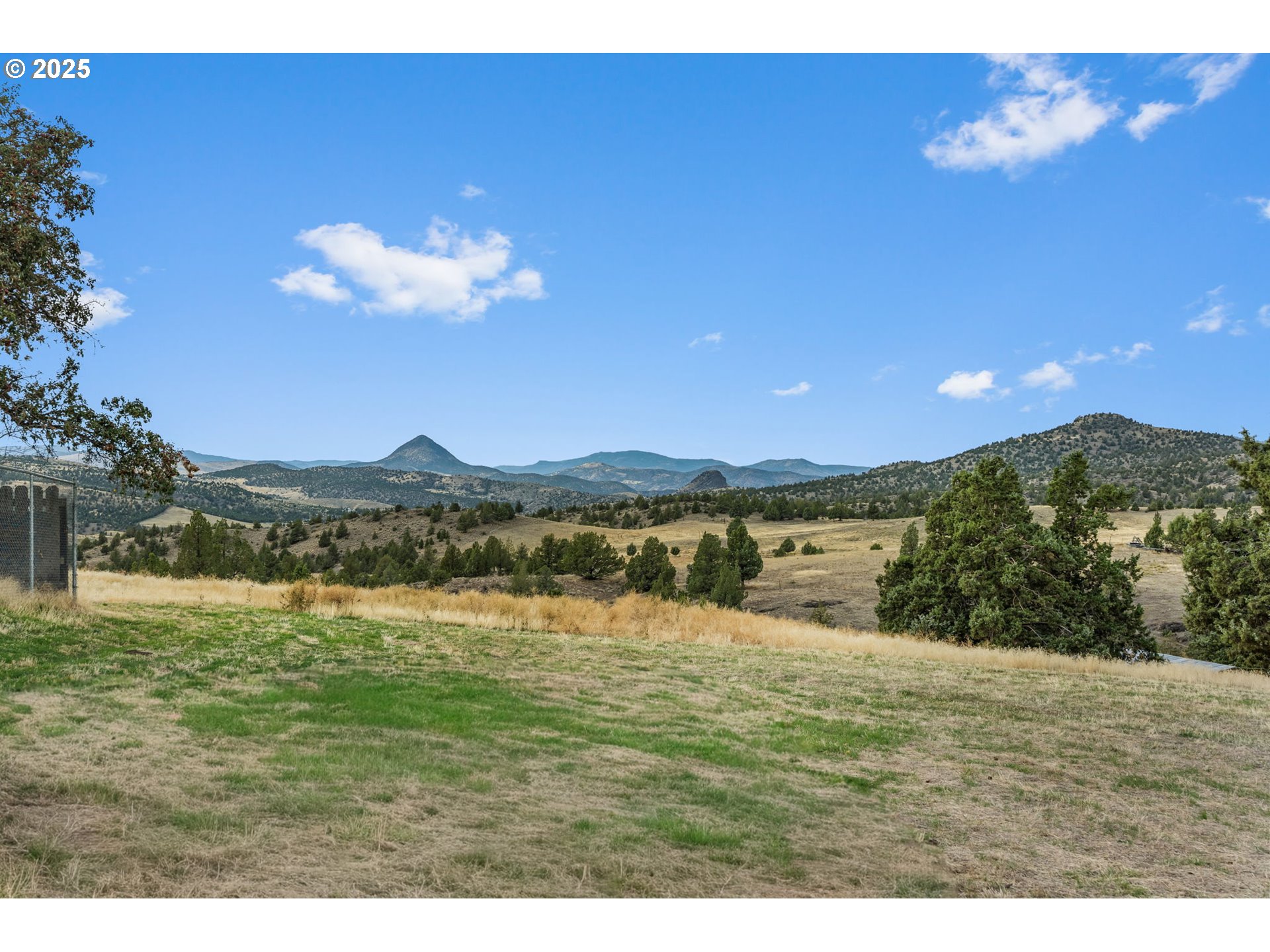 19369 Highway 26 Mitchell, OR 97750 - Photo 46 of 48 a view of lake with mountain