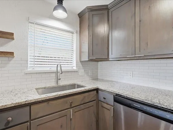 $1,400 | 2531 West 12th Street, Dallas, TX 75211