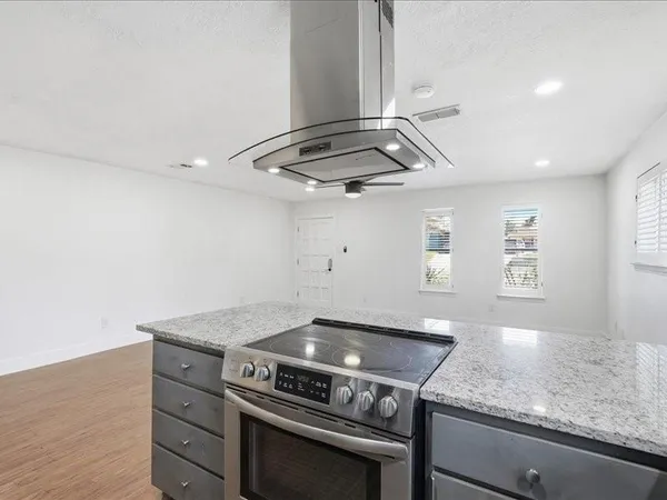 $1,400 | 2531 West 12th Street, Dallas, TX 75211