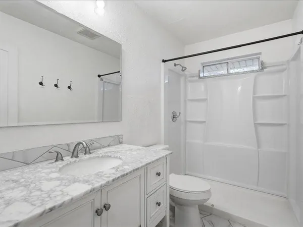 $1,400 | 2531 West 12th Street, Dallas, TX 75211