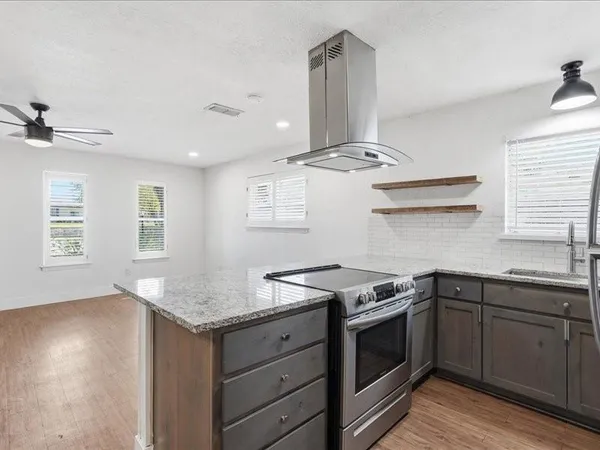 $1,400 | 2531 West 12th Street, Dallas, TX 75211