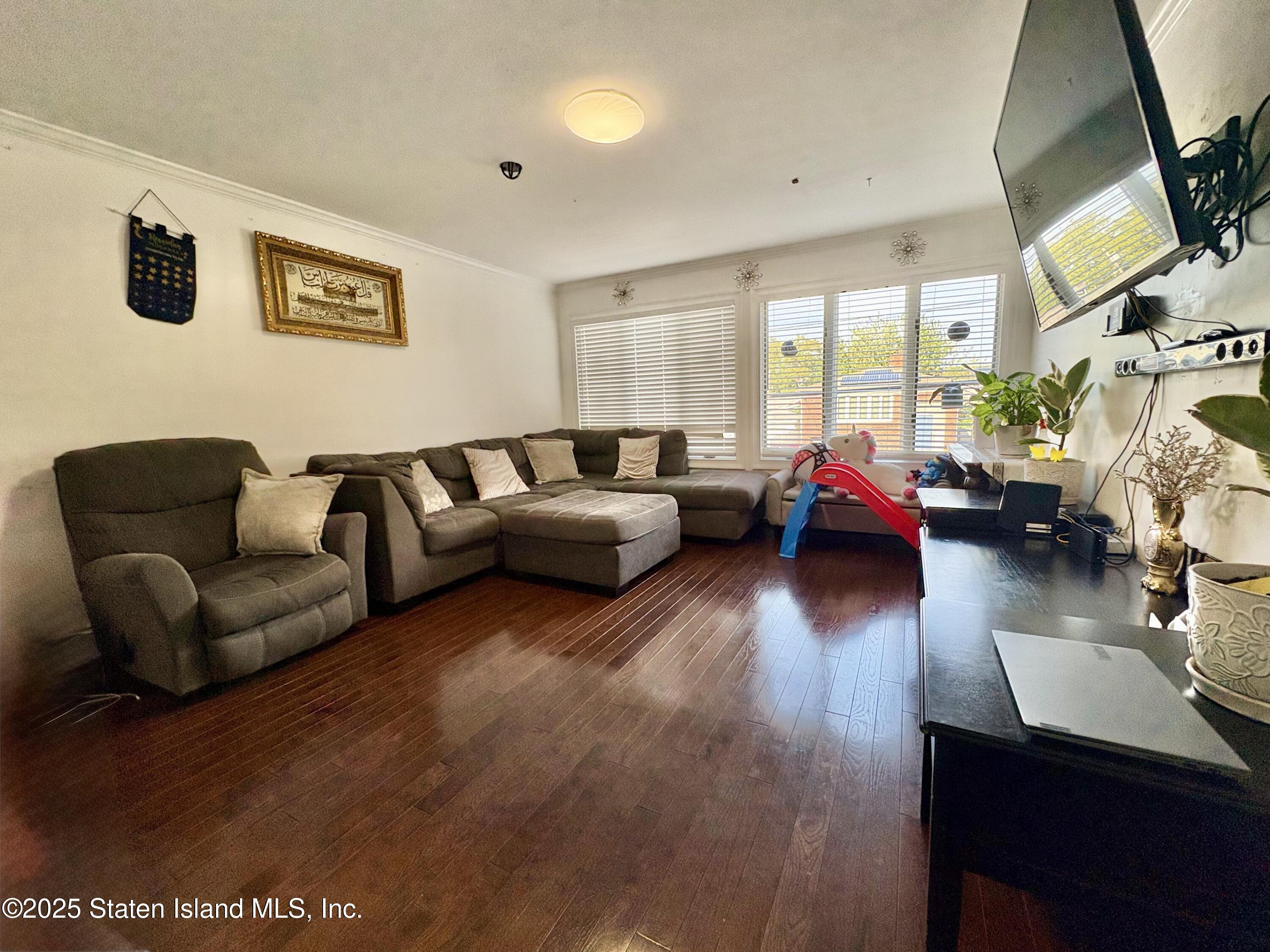 220 Norway Avenue Staten Island, NY 10305 - Photo 3 of 15 Image_20250827151445_254_6