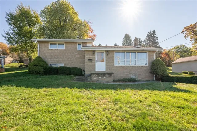 a view of a house with a yard