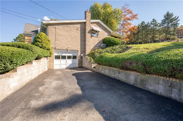 a view of a back yard of the house