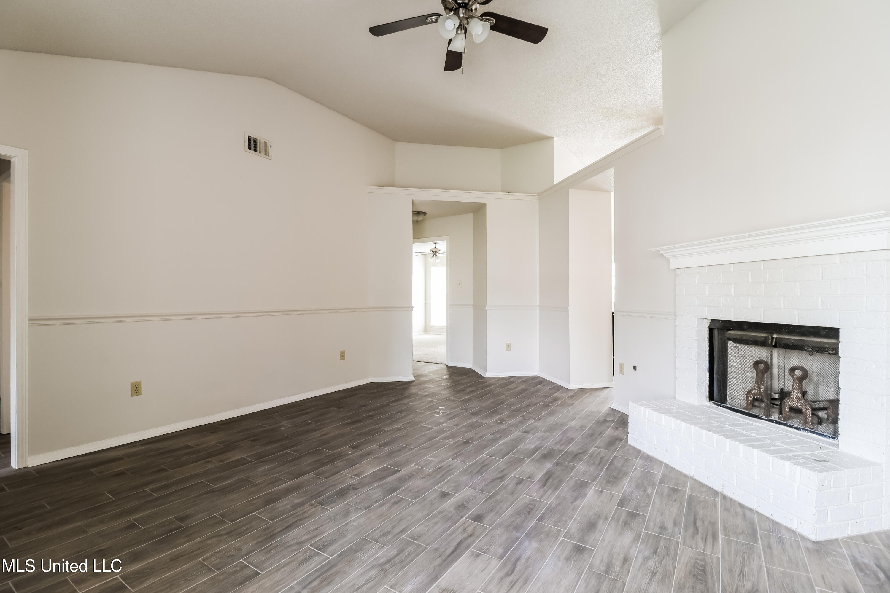 7692 Lilly Lane Southaven, MS 38671 - Photo 3 of 16 003-photo-living-room-14482924