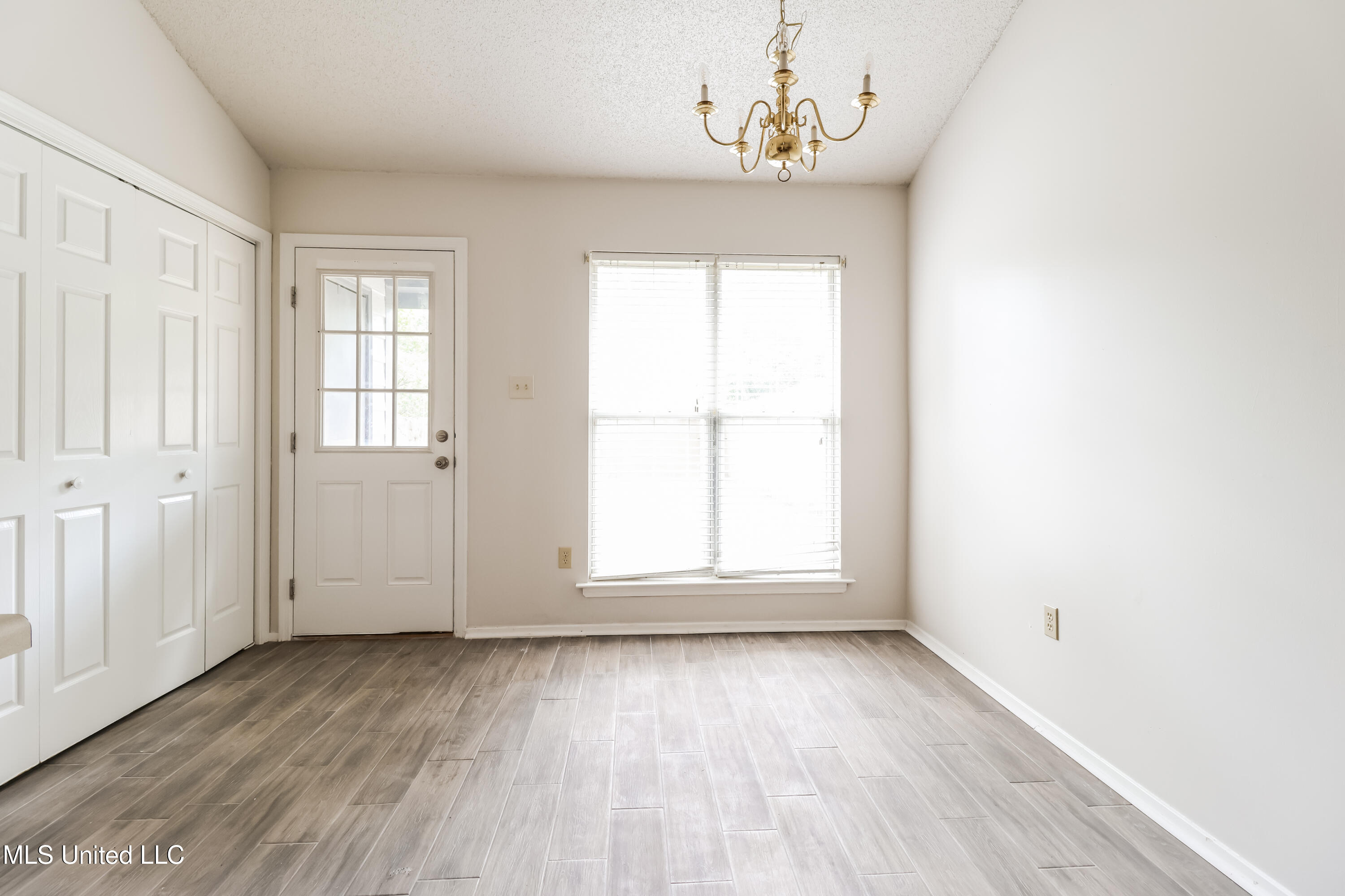 7692 Lilly Lane Southaven, MS 38671 - Photo 4 of 16 004-photo-dining-room-14482925