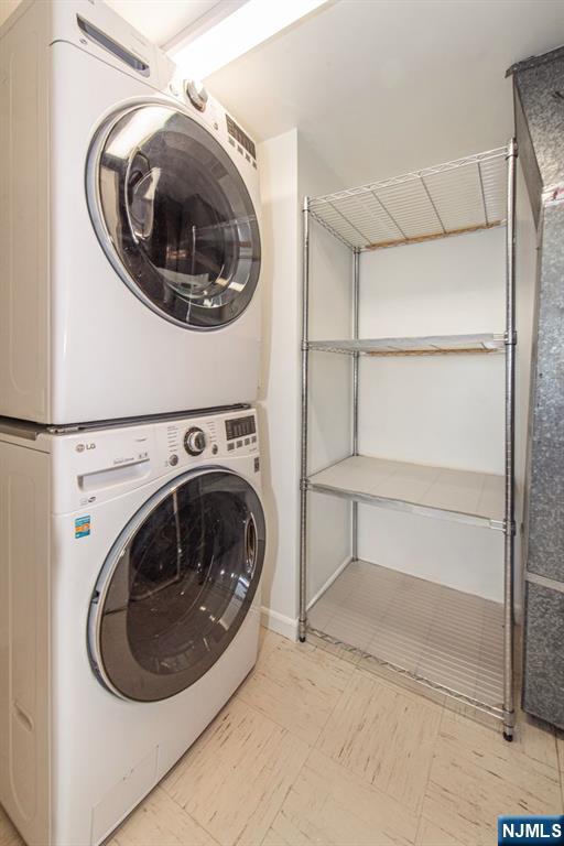 69 Amethyst Lane, Unit 283 Paterson, NJ 07501 - Photo 9 of 20 a utility room with dryer and washer