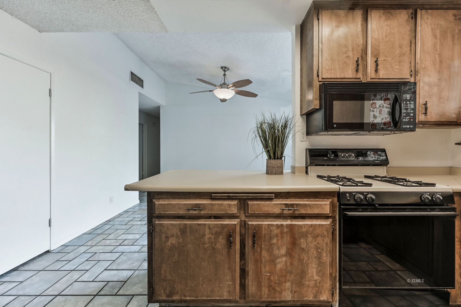 932 West St George Avenue Ridgecrest, CA 93555 - Photo 5 of 28 a kitchen with a stove and a microwave