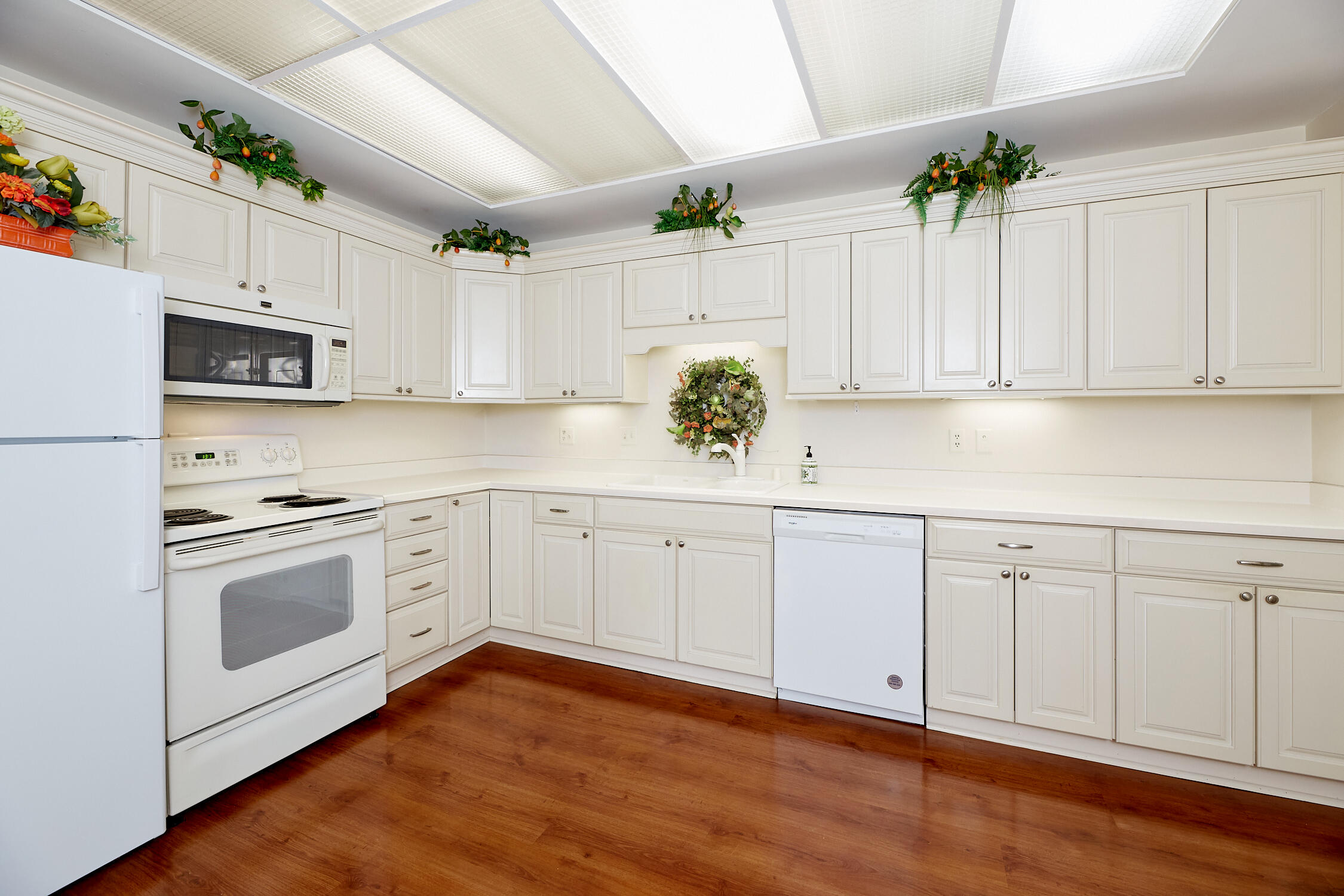 13335 Watertown Plank Road, Unit 303 Elm Grove, WI 53122 - Photo 2 of 27 Bright & Clean Kitchen