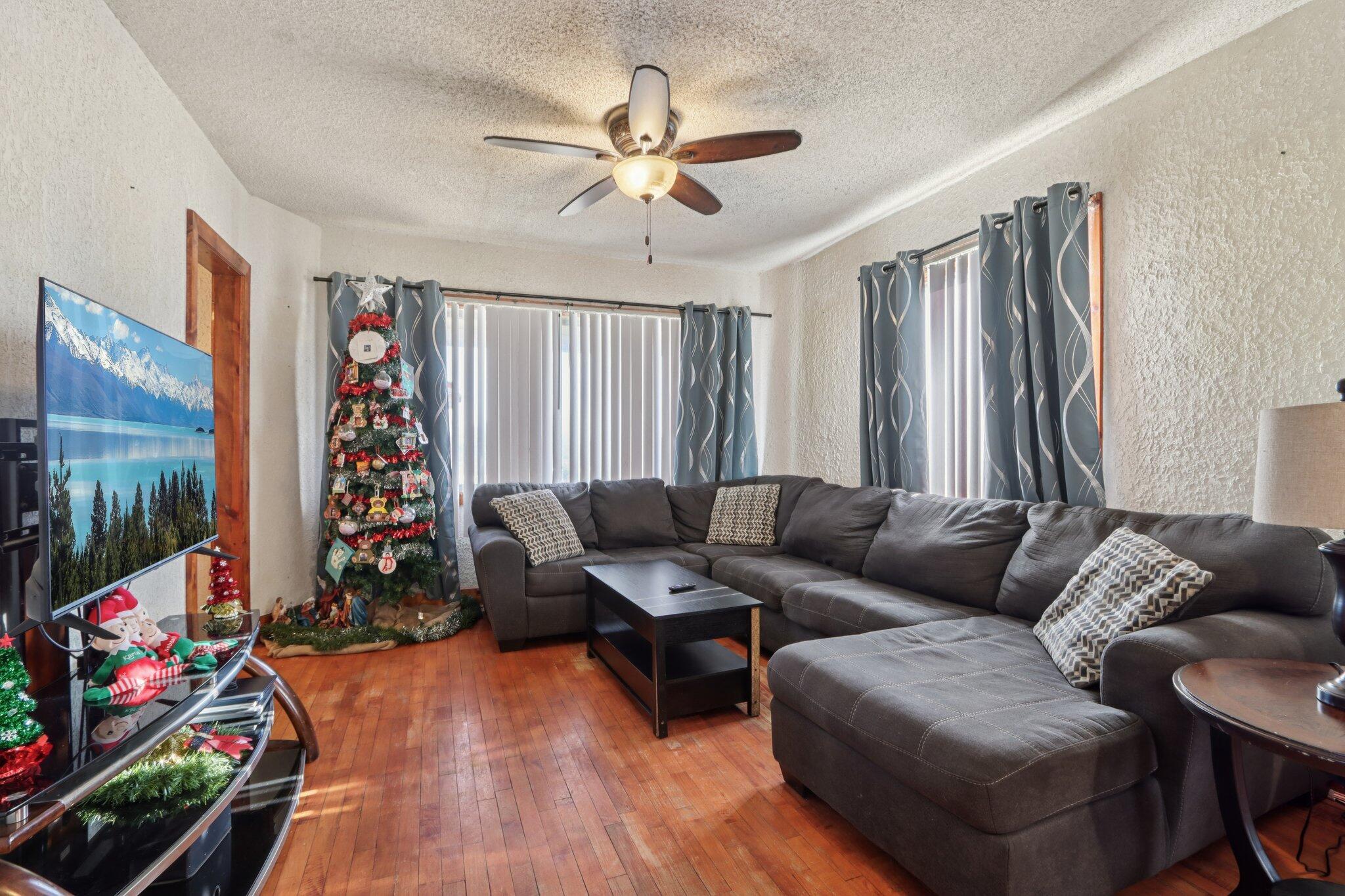 2101 South 60th Street West Allis, WI 53219 - Photo 4 of 23 Living Room