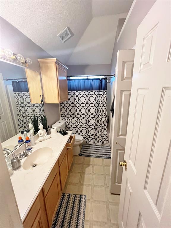 112 Walnut Lane Rockwall, TX 75032 - Photo 11 of 19 a bathroom with a sink and a mirror