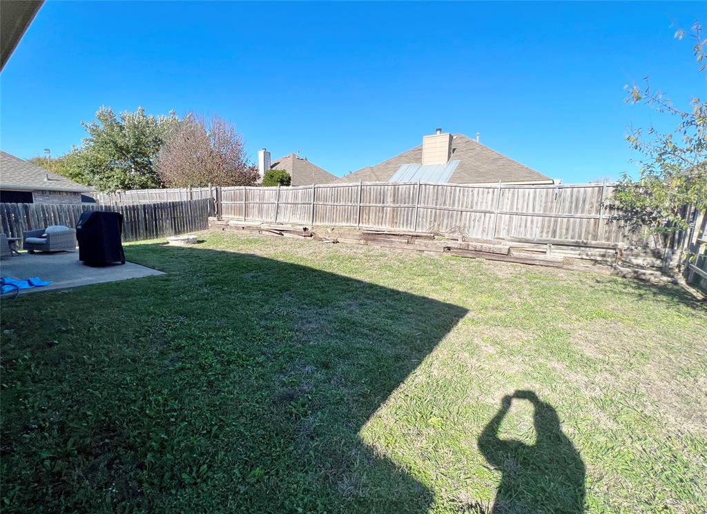 112 Walnut Lane Rockwall, TX 75032 - Photo 18 of 19 a backyard of a house with table and chairs