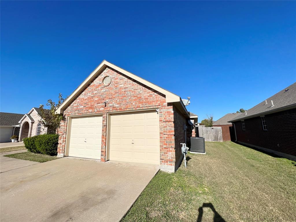 112 Walnut Lane Rockwall, TX 75032 - Photo 2 of 19 a view of a house with a backyard