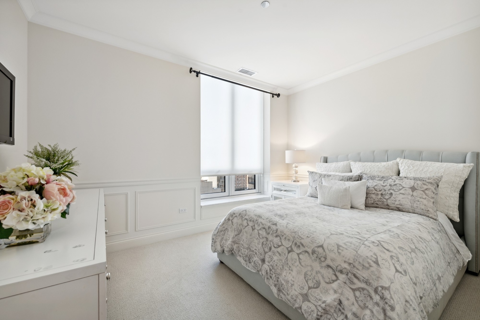 10 East Delaware Place, Unit 12E Chicago, IL 60611 - Photo 14 of 25 a bedroom with a bed and a potted plant