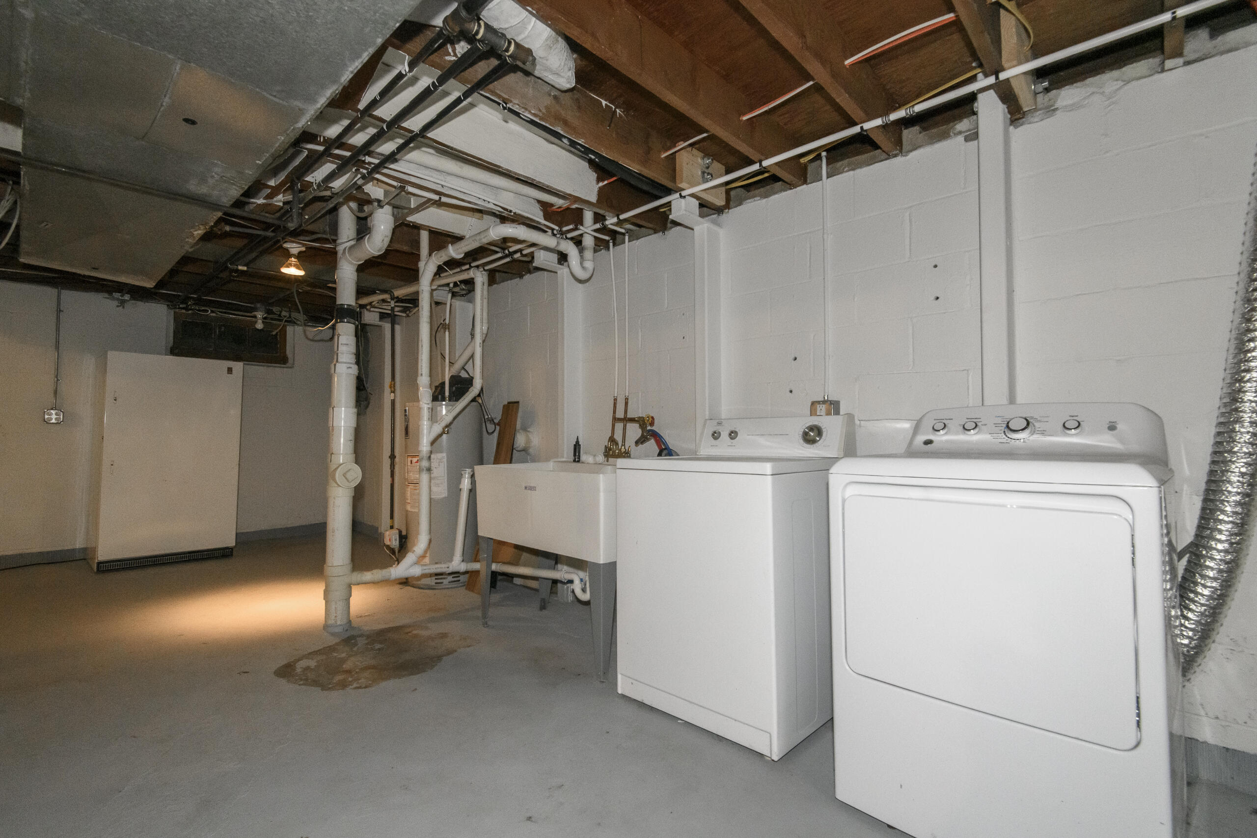 W271N2563 Pear Tree Lane Pewaukee, WI 53072 - Photo 36 of 47 Laundry