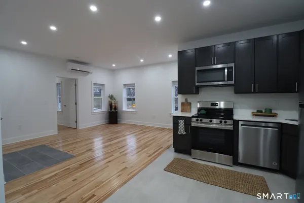 $2,075 | 55 Channing Street, Unit 2, New London, CT 06320