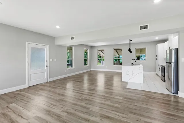 $299,999 | 435 South Orange Street, Giddings, TX 78942