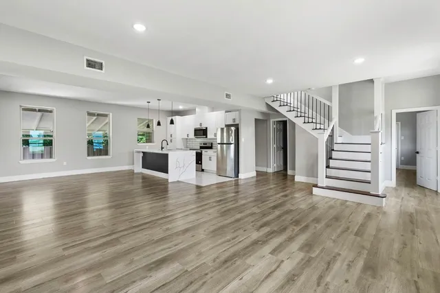 $299,999 | 435 South Orange Street, Giddings, TX 78942