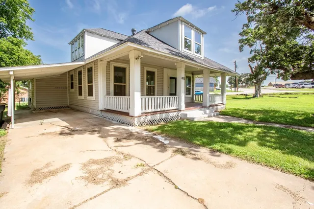 $299,999 | 435 South Orange Street, Giddings, TX 78942