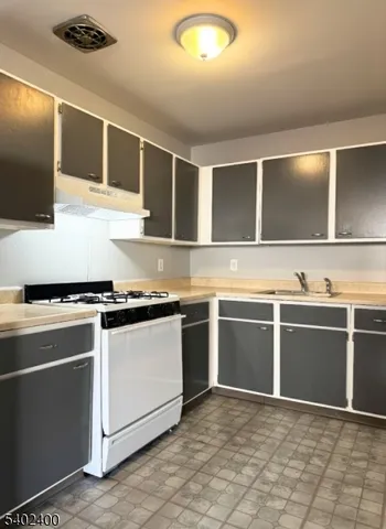 $1,800 | 1102 West St Georges Avenue, Unit B9, Linden, NJ 07036