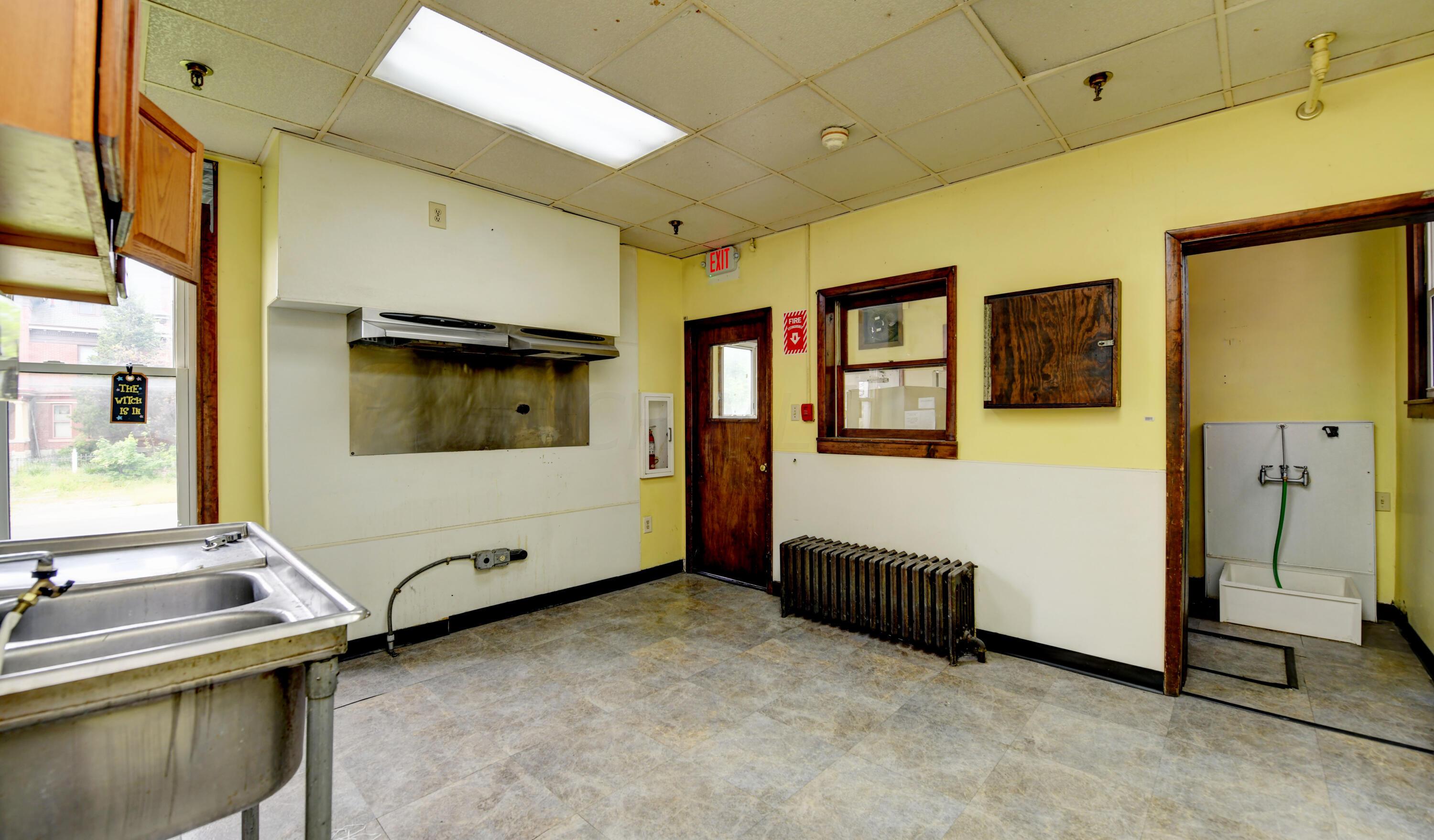 844 Bryden Road Columbus, OH 43205 - Photo 27 of 53 First Floor Living Space- Kitchen (4)