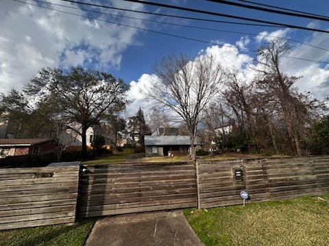 1235 West 25th Street Houston, TX 77008 - Photo 6 of 8 a view of outdoor space and deck