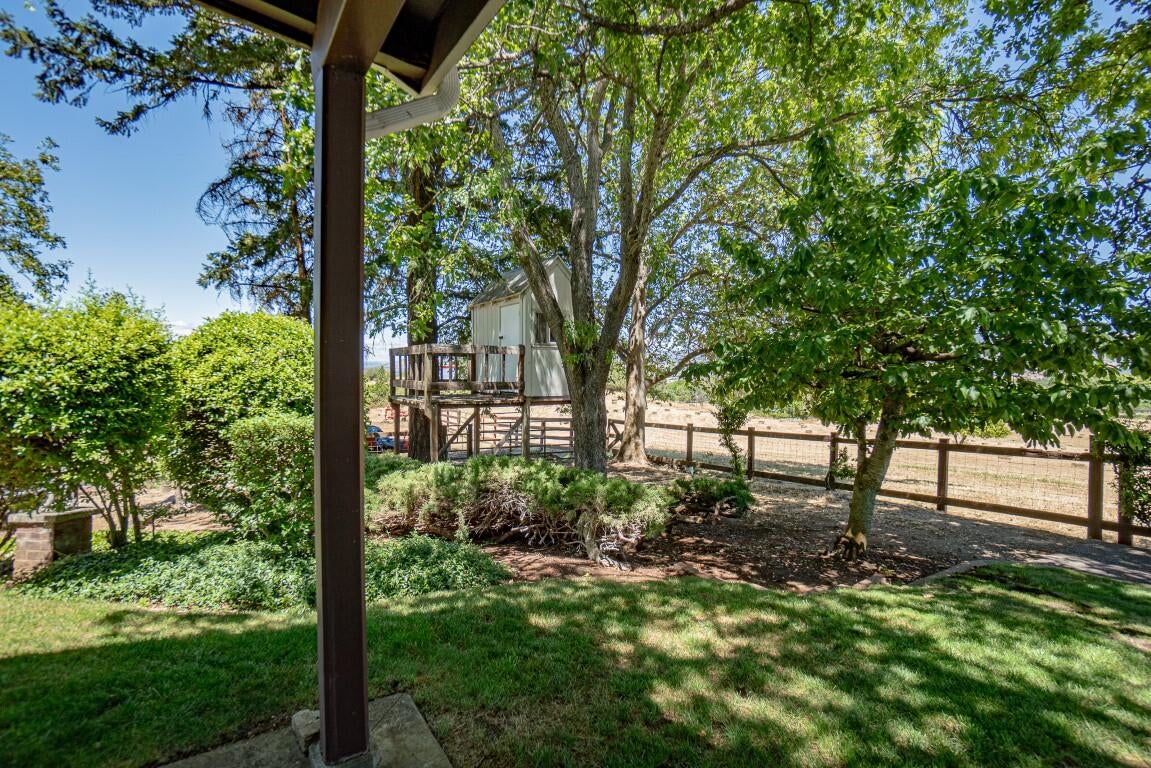 2692 Pioneer Road Medford, OR 97501 - Photo 53 of 66 Treehouse