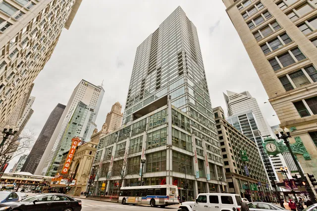$3,300 | 8 East Randolph Street, Unit 2204, Chicago, IL 60601