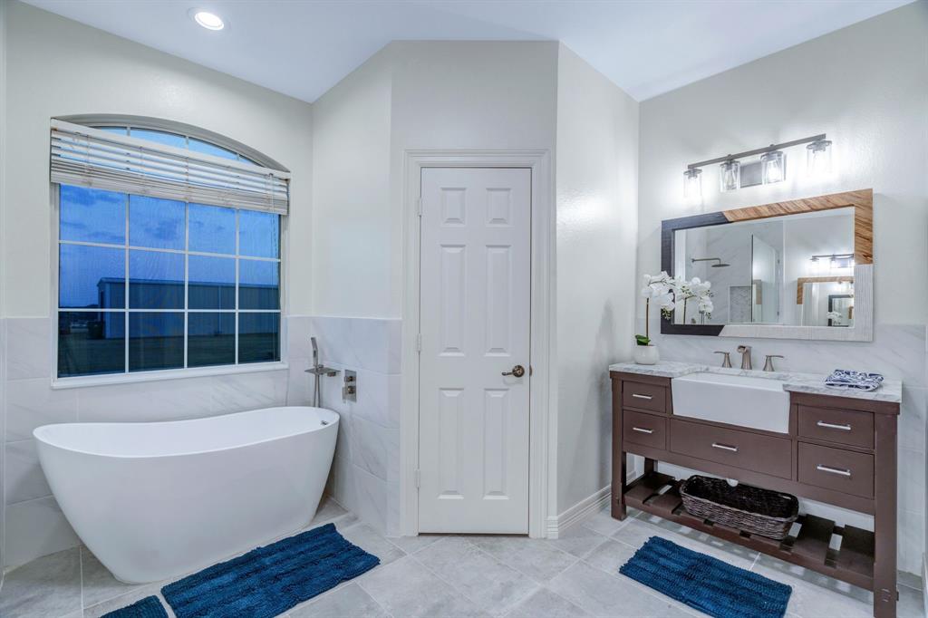 1810 Longbranch Road Waxahachie, TX 76065 - Photo 27 of 39 a bathroom with a bathtub and a shower